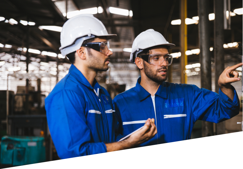 técnicos identificando vazamento rede de ar